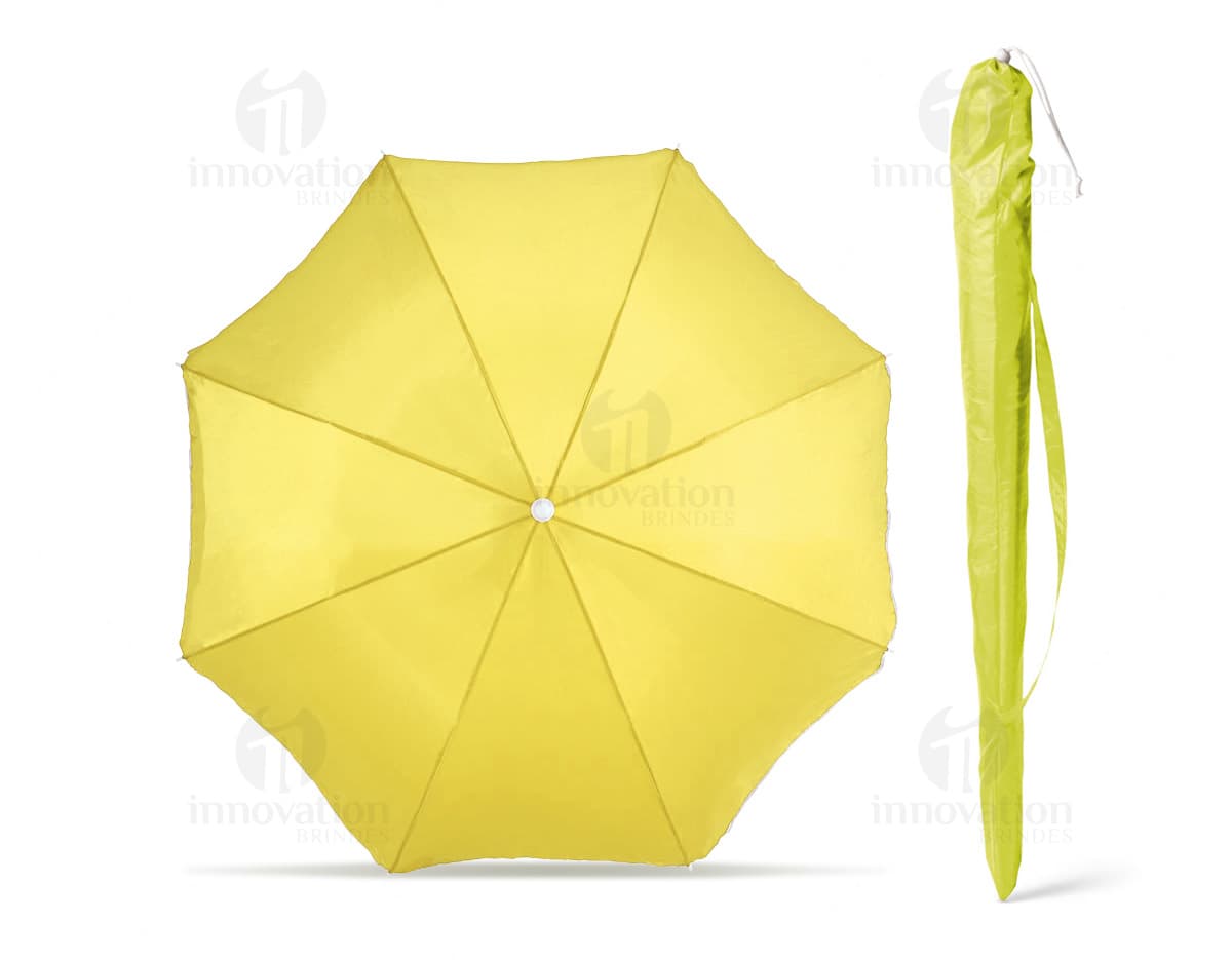 Guarda-sol reclinável em 210T brilhante e colorido, em forma de cartoon. O objeto possui design 3D e é amarelo, ideal para proteção contra a chuva. Está localizado em um quintal vazio e molhado, com uma folha no chão.