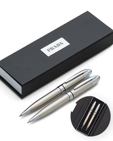 Conjunto de Caneta e Lapiseira Metal em um ambiente de escritório, com notebook, papel, documentos e outros materiais de trabalho.