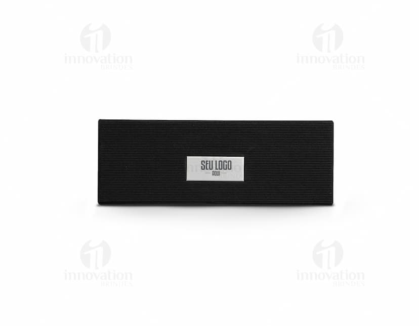 Conjunto de Caneta e Lapiseira Metal em um ambiente de escritório, com notebook, papel, documentos e outros materiais de trabalho.