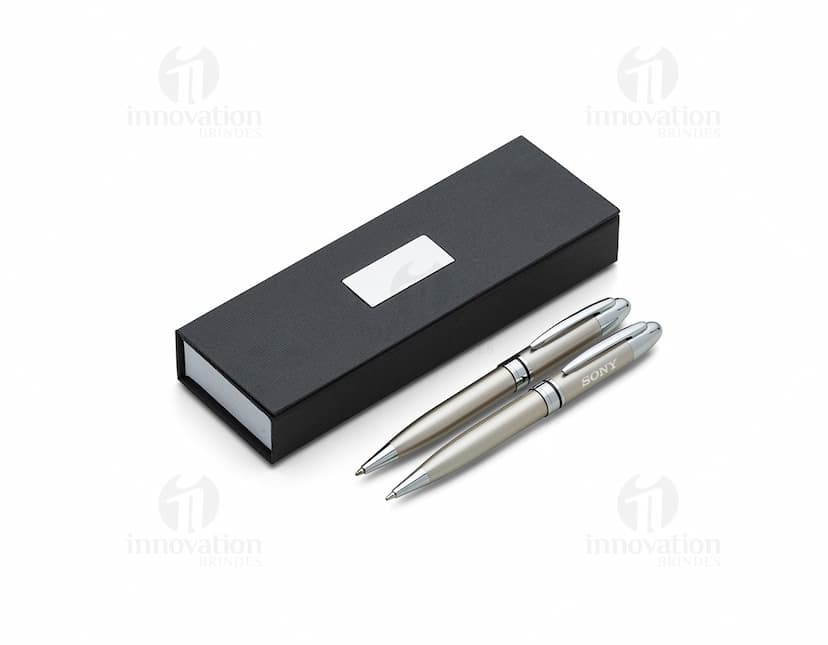 Conjunto de Caneta e Lapiseira Metal em um ambiente de escritório, com notebook, papel, documentos e outros materiais de trabalho.