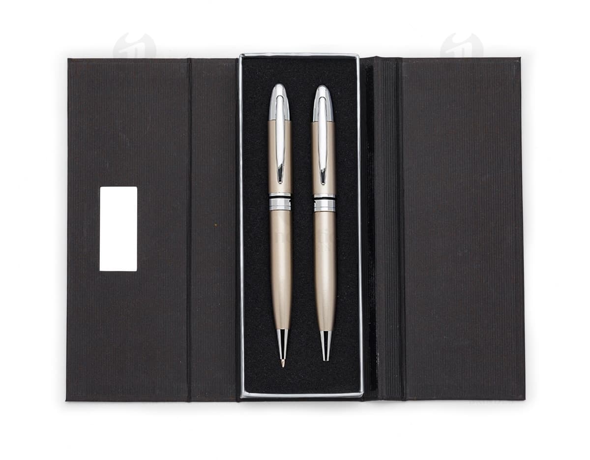 Conjunto de Caneta e Lapiseira Metal em um ambiente de escritório, com notebook, papel, documentos e outros materiais de trabalho.