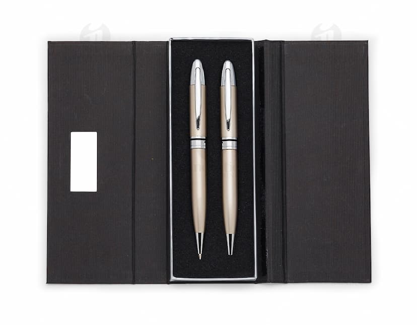 Conjunto de Caneta e Lapiseira Metal em um ambiente de escritório, com notebook, papel, documentos e outros materiais de trabalho.