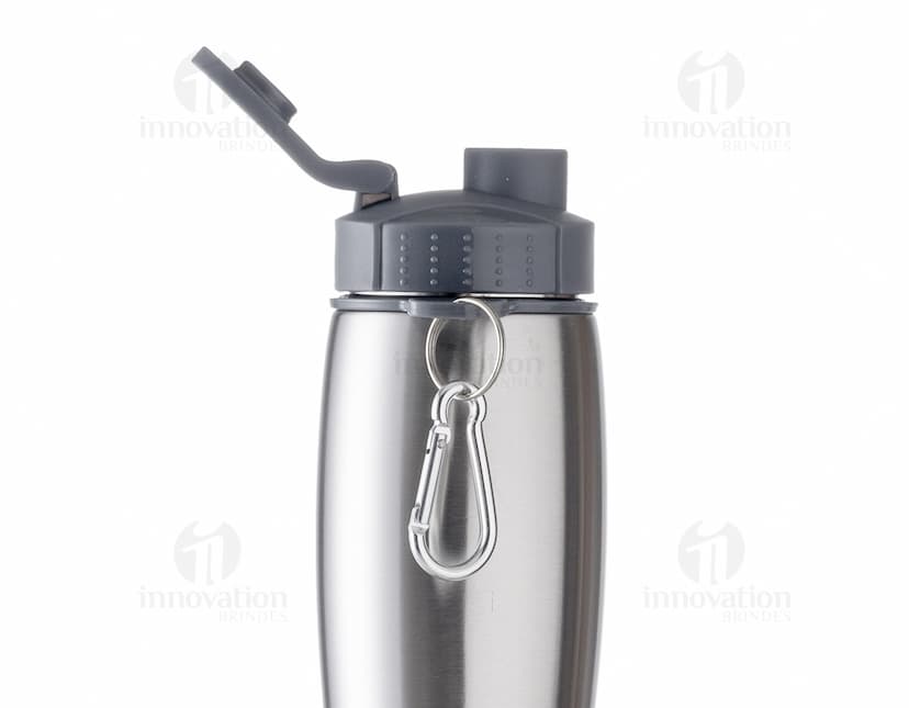 Squeeze Inox 750ml, em metal prateado, com tampa de plástico preto e detalhes em aço inoxidável. Equipamento de higiene e saúde, clean e shiny, com capacidade para líquidos, shape elegante e capacidade de spray.