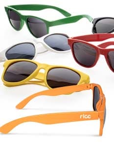 Óculos de sol de plástico preto, moderno e elegante, com lentes escuras para proteção contra os raios ultravioleta. Estilo cool e fashion para uso durante o verão, acessório de proteção para os olhos com design atrativo e versátil.