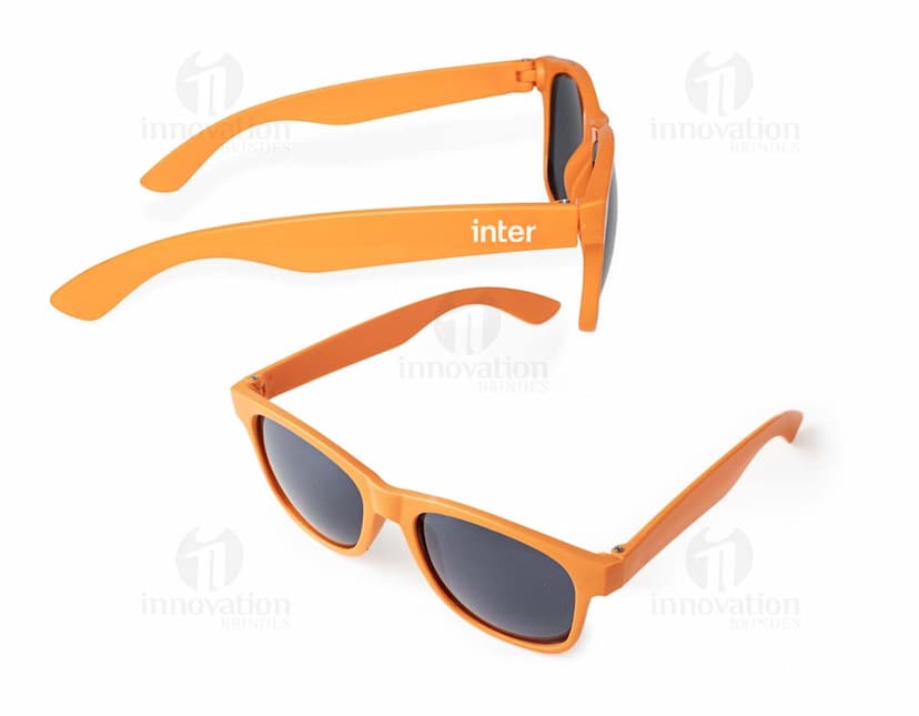 Óculos de sol de plástico preto, moderno e elegante, com lentes escuras para proteção contra os raios ultravioleta. Estilo cool e fashion para uso durante o verão, acessório de proteção para os olhos com design atrativo e versátil.