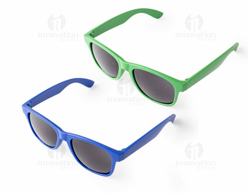 Óculos de sol de plástico preto, moderno e elegante, com lentes escuras para proteção contra os raios ultravioleta. Estilo cool e fashion para uso durante o verão, acessório de proteção para os olhos com design atrativo e versátil.