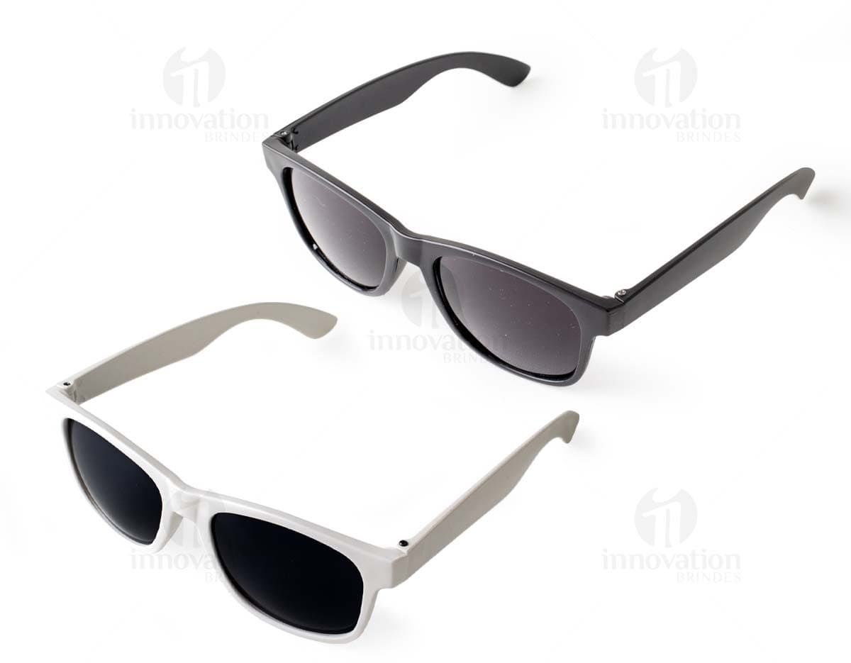 Óculos de sol de plástico preto, moderno e elegante, com lentes escuras para proteção contra os raios ultravioleta. Estilo cool e fashion para uso durante o verão, acessório de proteção para os olhos com design atrativo e versátil.