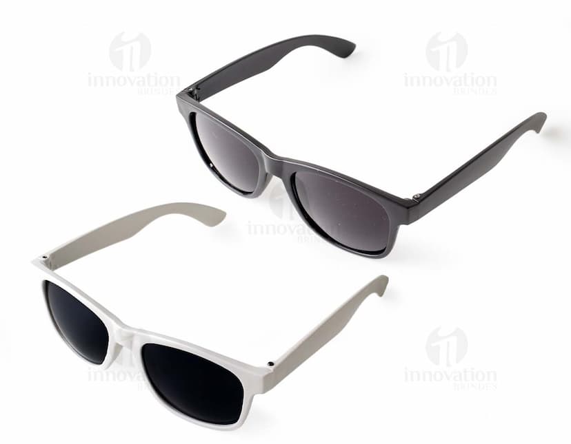 Óculos de sol de plástico preto, moderno e elegante, com lentes escuras para proteção contra os raios ultravioleta. Estilo cool e fashion para uso durante o verão, acessório de proteção para os olhos com design atrativo e versátil.