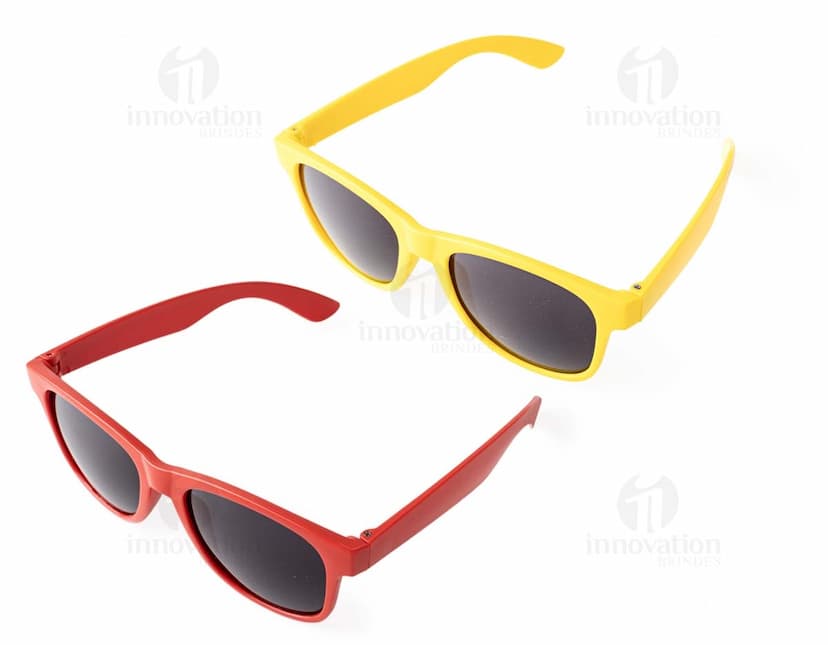 Óculos de sol de plástico preto, moderno e elegante, com lentes escuras para proteção contra os raios ultravioleta. Estilo cool e fashion para uso durante o verão, acessório de proteção para os olhos com design atrativo e versátil.