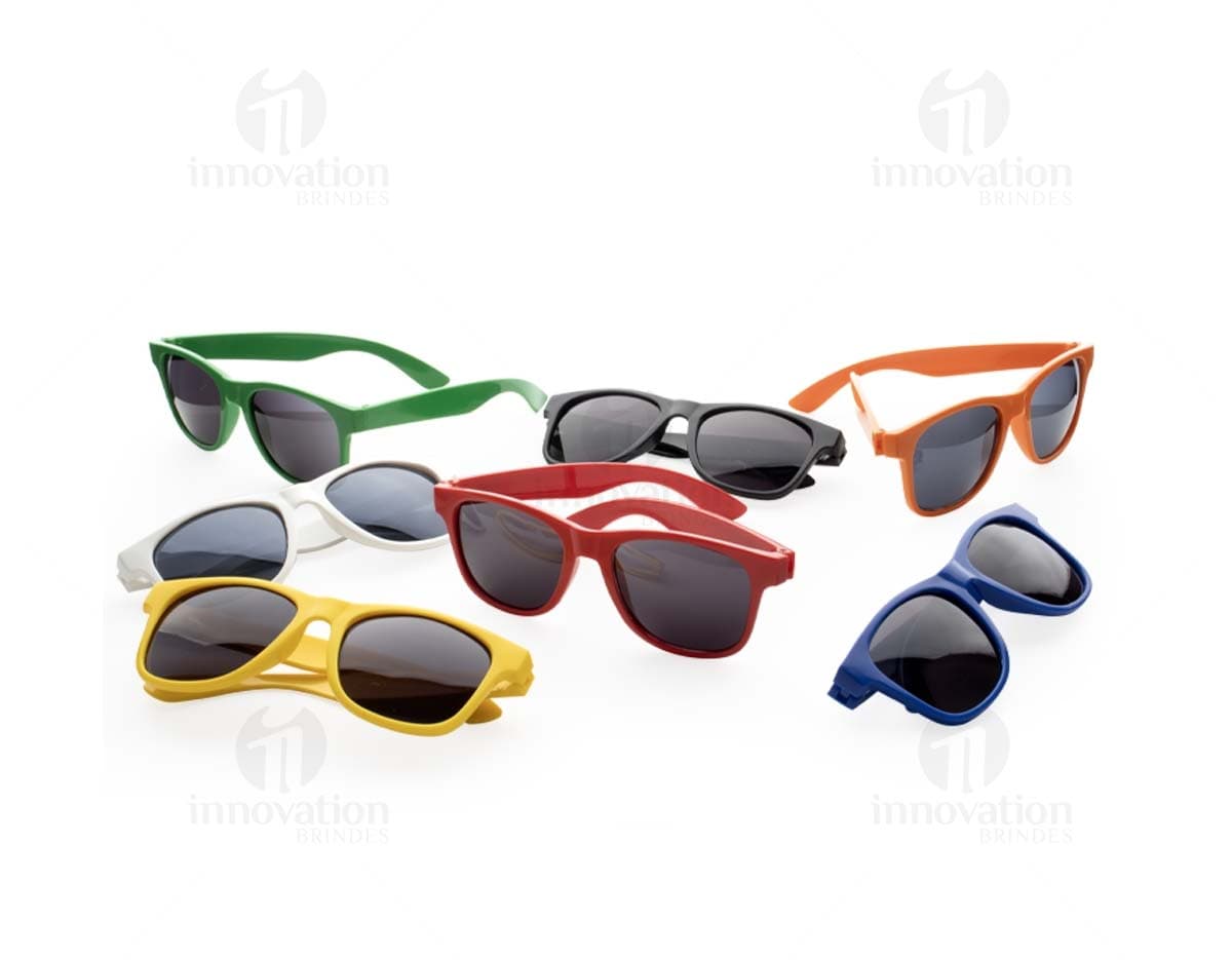 Óculos de sol de plástico preto, moderno e elegante, com lentes escuras para proteção contra os raios ultravioleta. Estilo cool e fashion para uso durante o verão, acessório de proteção para os olhos com design atrativo e versátil.