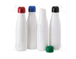 Garrafa plástica de 550ml com líquido transparente, tampa amarela e rótulo. A garrafa está limpa e cheia, com reflexo em um