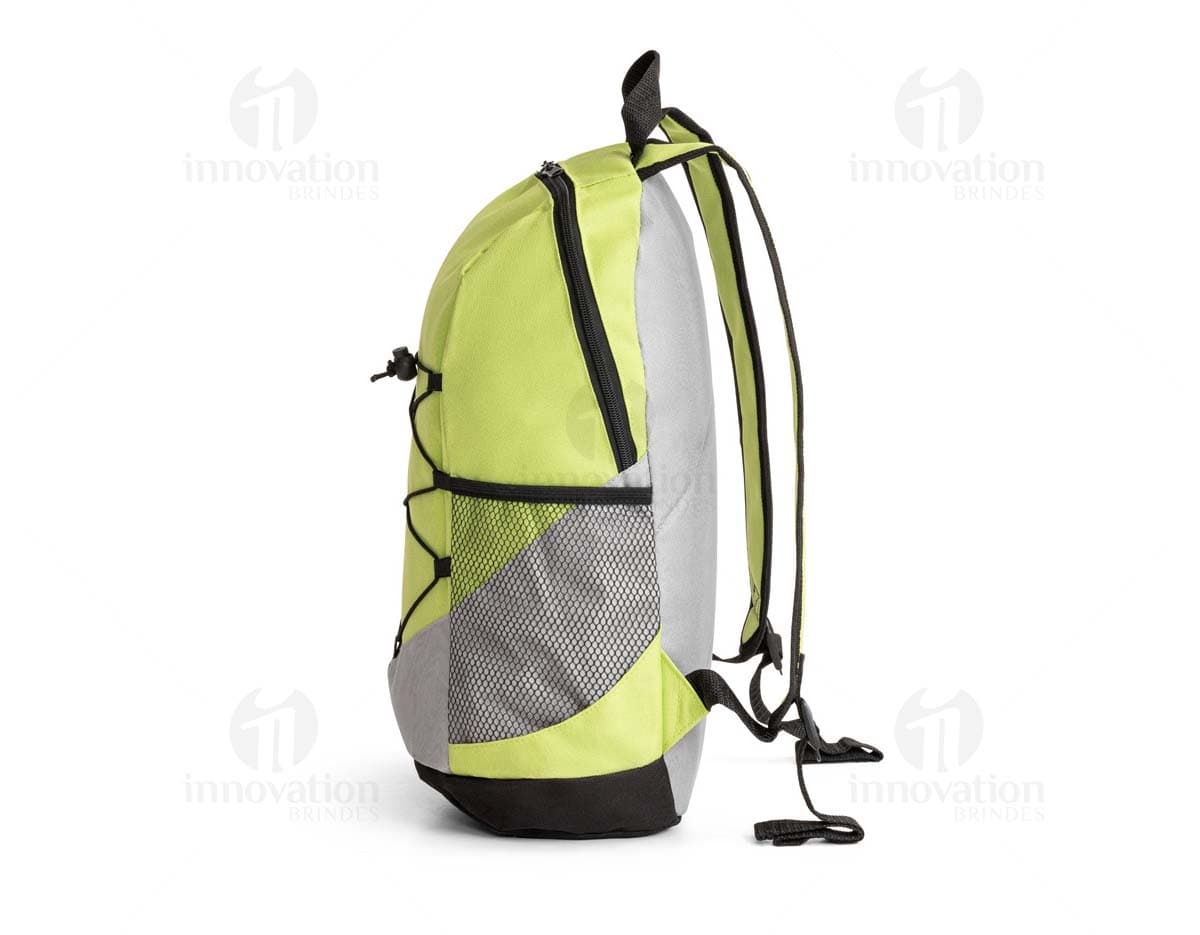Mochila de poliéster 600D preta, moderna e espaçosa, com alça ajustável, zíper, compartimentos internos e externos, ideal para viagens, escola ou aventuras ao ar livre.