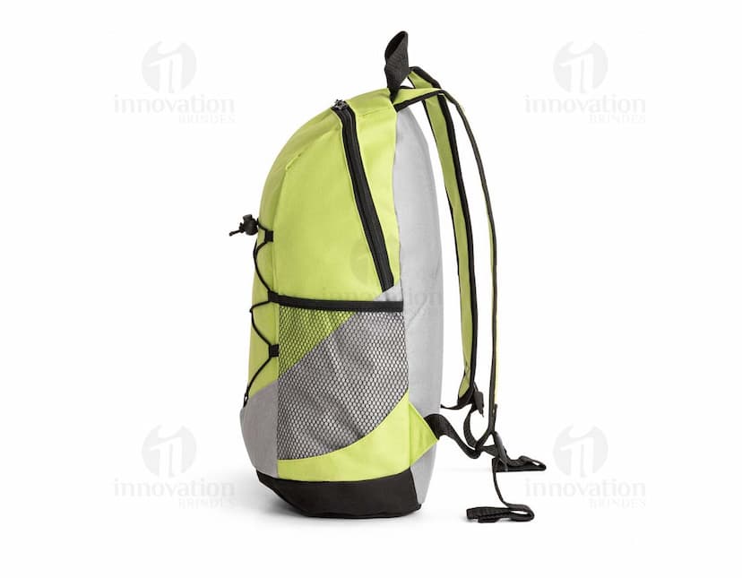 Mochila de poliéster 600D preta, moderna e espaçosa, com alça ajustável, zíper, compartimentos internos e externos, ideal para viagens, escola ou aventuras ao ar livre.