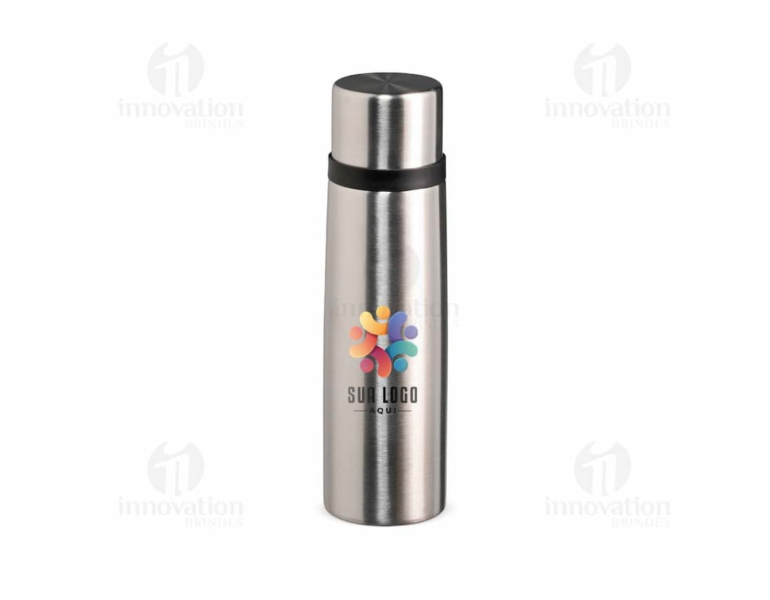 Garrafa térmica de 500ml em inox, com design elegante e tampa de metal, refletindo a luz. A garrafa é vazia e possui uma etiqueta amarela no corpo, garantindo frescor e praticidade para manter bebidas quentes ou frias. Ideal para uso em casa, no trabalho ou em viagens, proporcionando elegância e funcionalidade.