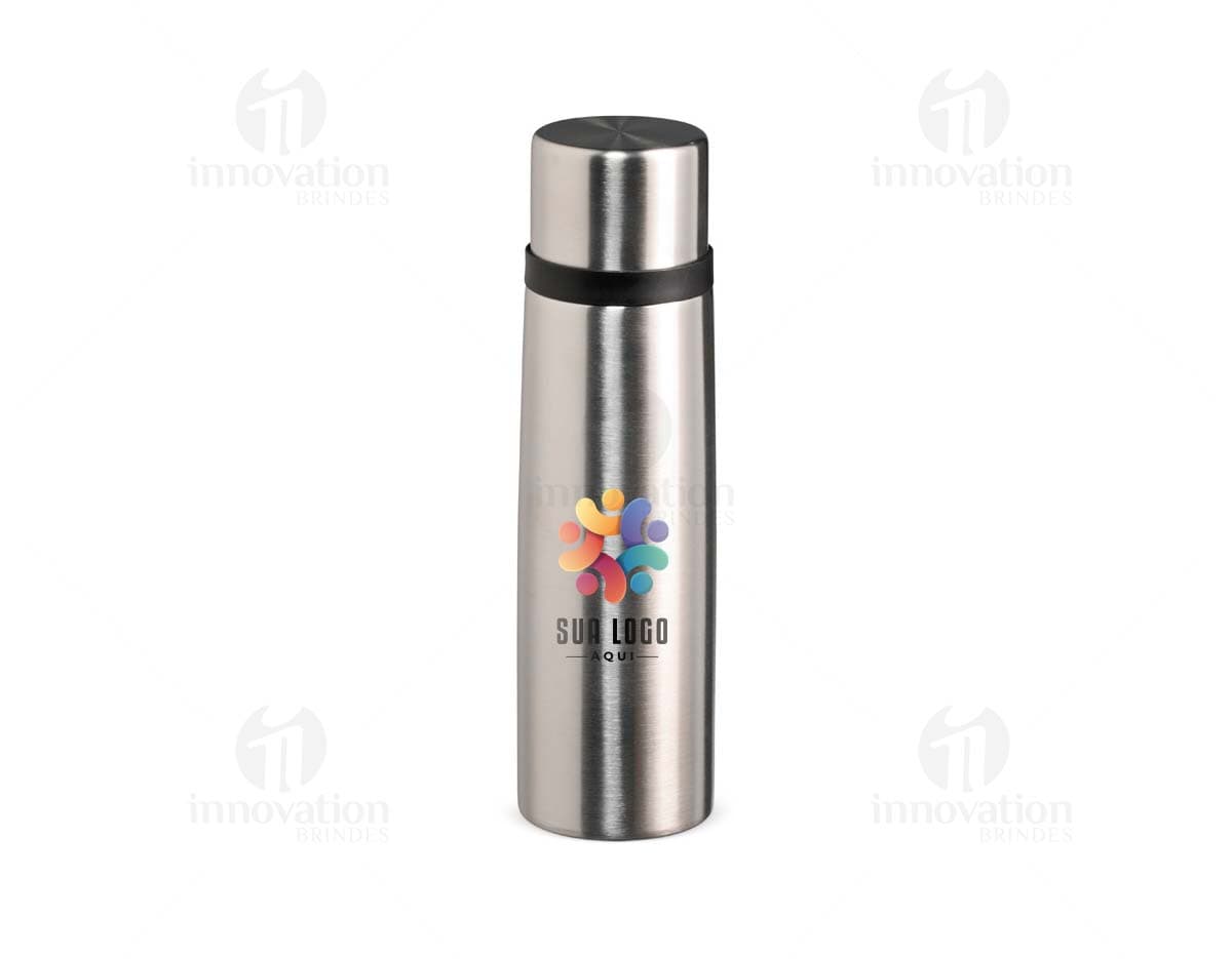 Garrafa térmica de 500ml em inox, com design elegante e tampa de metal, refletindo a luz. A garrafa é vazia e possui uma etiqueta amarela no corpo, garantindo frescor e praticidade para manter bebidas quentes ou frias. Ideal para uso em casa, no trabalho ou em viagens, proporcionando elegância e funcionalidade.
