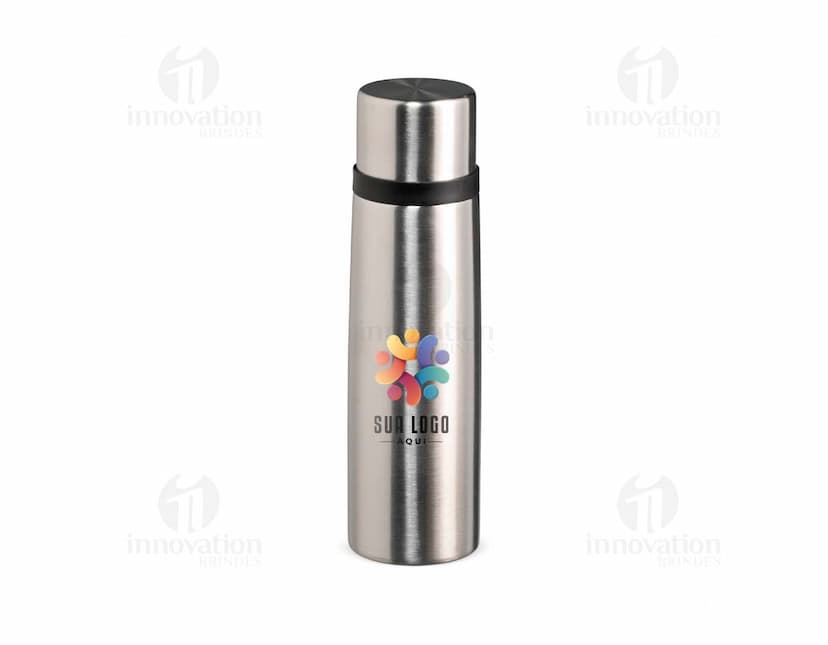 Garrafa térmica de 500ml em inox, com design elegante e tampa de metal, refletindo a luz. A garrafa é vazia e possui uma etiqueta amarela no corpo, garantindo frescor e praticidade para manter bebidas quentes ou frias. Ideal para uso em casa, no trabalho ou em viagens, proporcionando elegância e funcionalidade.