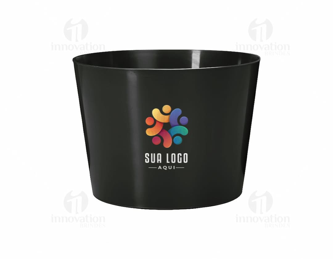 Caneca de café preta sobre um balde plástico amarelo de 3 litros.