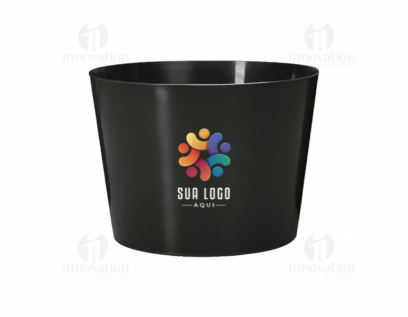 Caneca de café preta sobre um balde plástico amarelo de 3 litros.