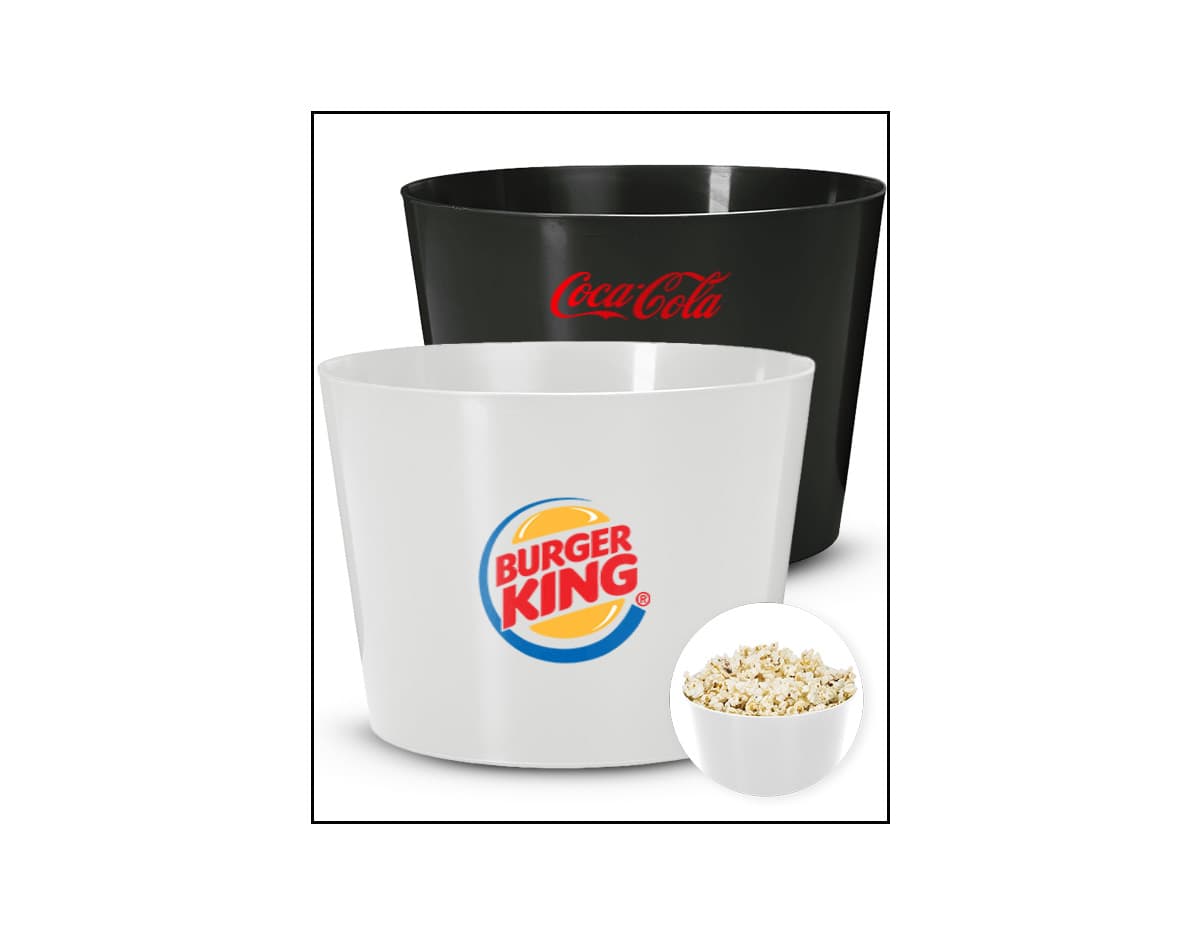 Caneca de café preta sobre um balde plástico amarelo de 3 litros.