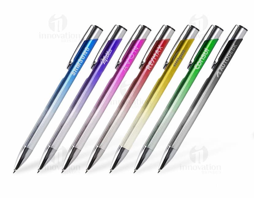 Caneta de metal prateada com design moderno e elegante. Ideal para uso em escritórios, escolas e negócios. Feita de metal e plástico, com tinta preta e ponta de metal. Perfeita para escrever, desenhar e destacar documentos.