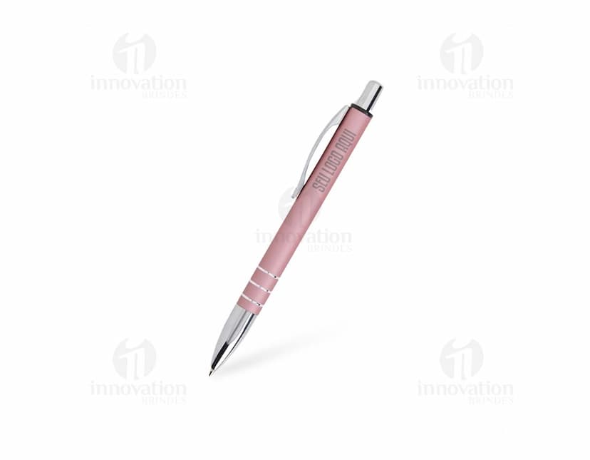 Caneta Metal preta sobre fundo branco. A caneta tem design elegante e corpo em metal, ideal para escrita suave.