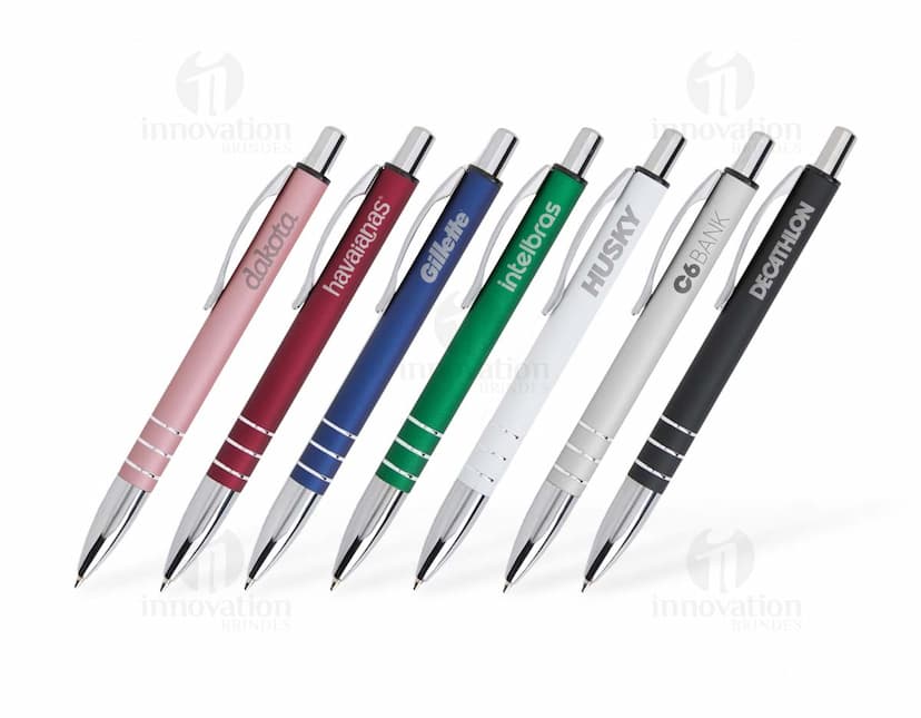Caneta Metal preta sobre fundo branco. A caneta tem design elegante e corpo em metal, ideal para escrita suave.