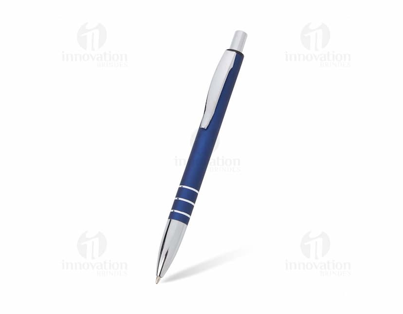 Caneta Metal preta sobre fundo branco. A caneta tem design elegante e corpo em metal, ideal para escrita suave.