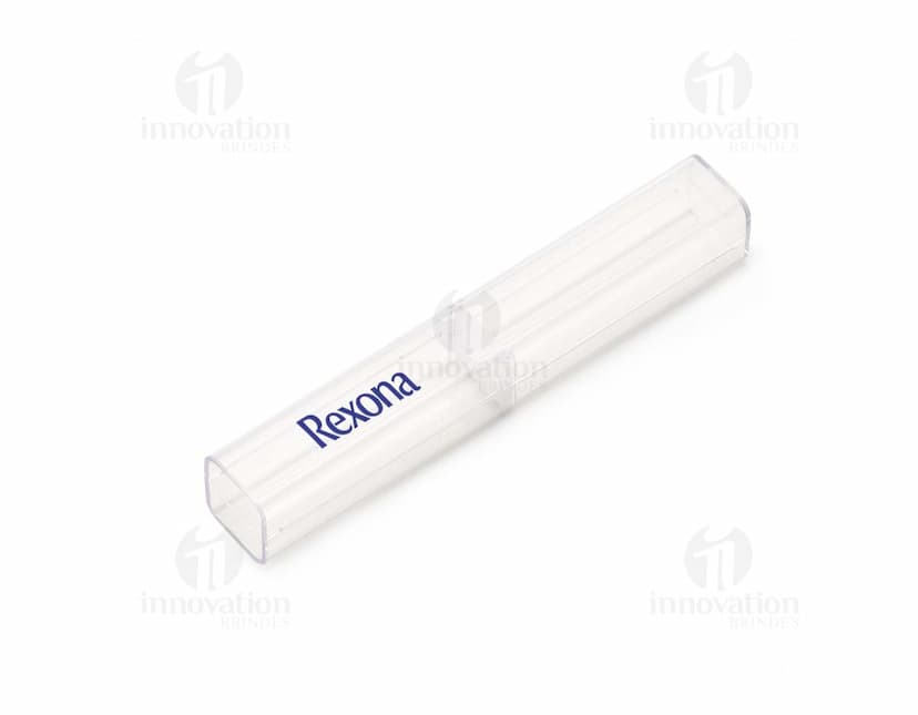 Tubo de acrílico transparente em destaque contra um fundo branco.