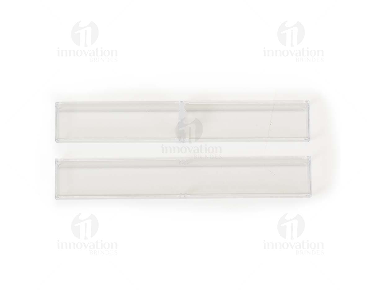 Tubo de acrílico transparente em destaque contra um fundo branco.
