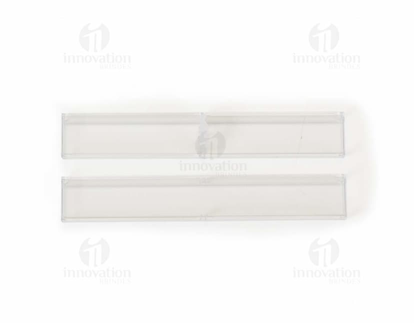 Tubo de acrílico transparente em destaque contra um fundo branco.