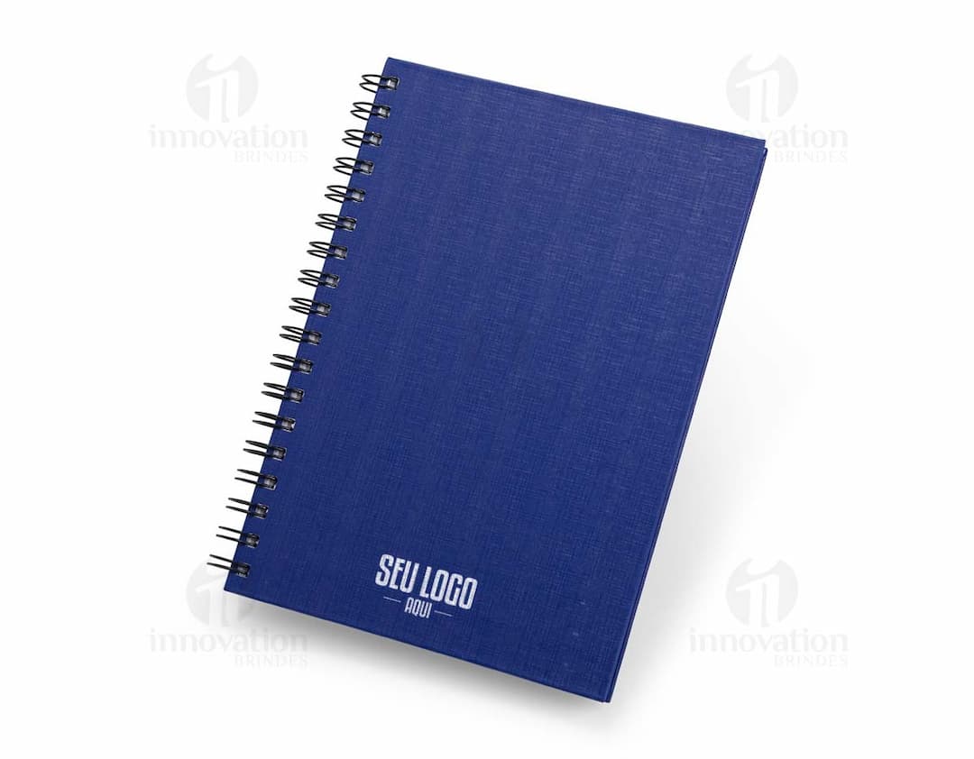 Caderno Linho com capa de tecido bege e elástico marrom.