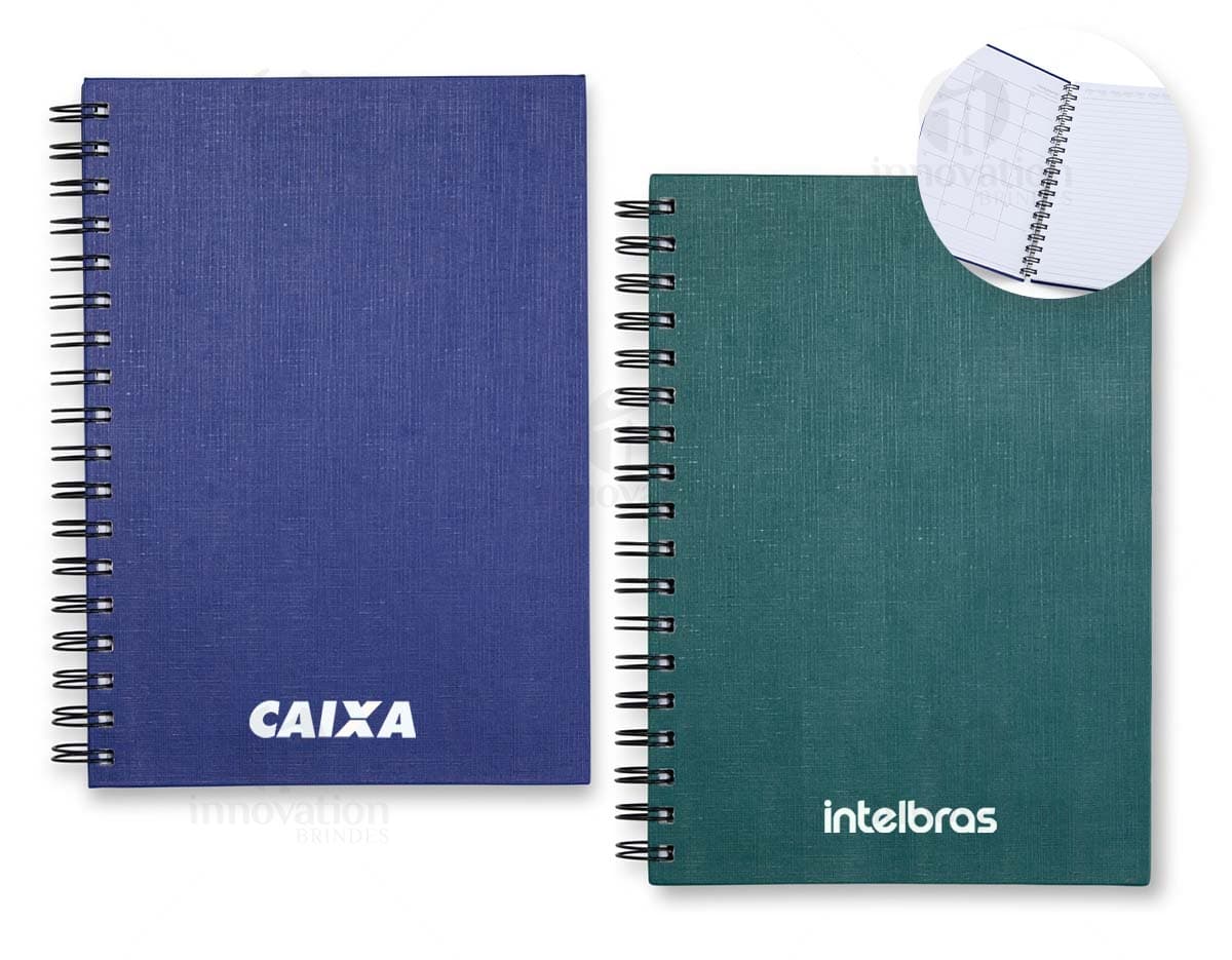 Caderno Linho com capa de tecido bege e elástico marrom.