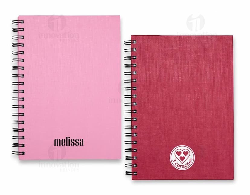 Caderno Linho com capa de tecido bege e elástico marrom.