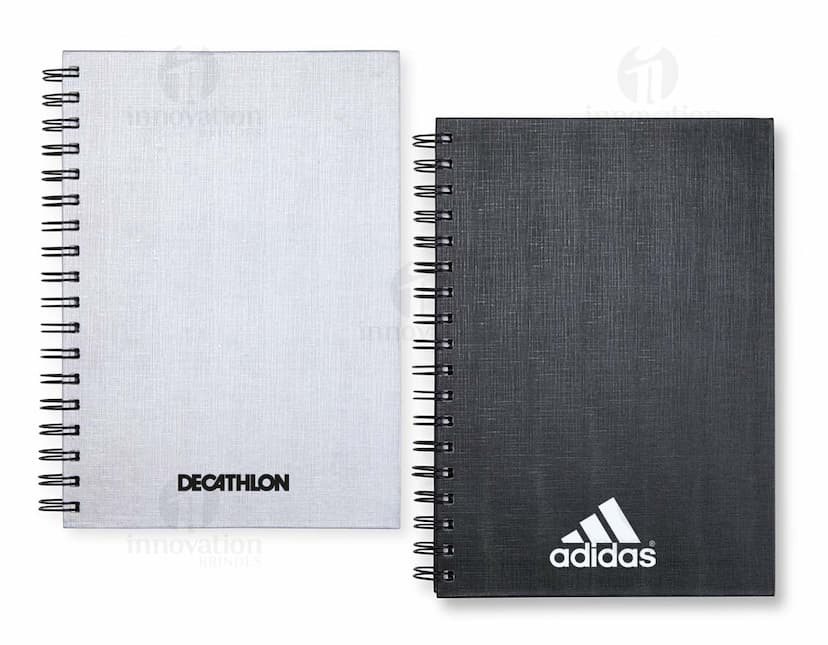 Caderno Linho com capa de tecido bege e elástico marrom.