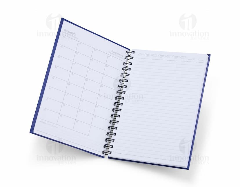 Caderno Linho com capa de tecido bege e elástico marrom.