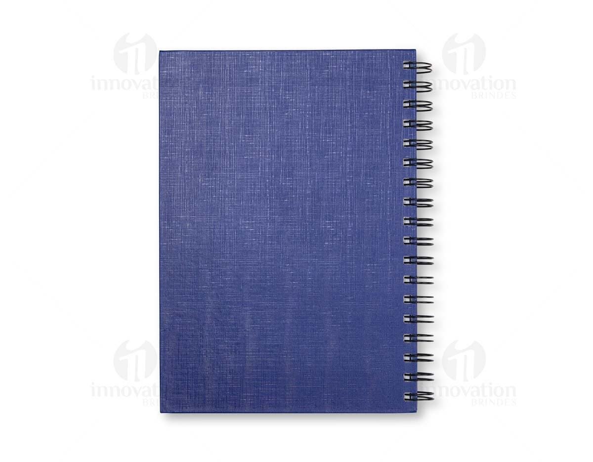Caderno Linho com capa de tecido bege e elástico marrom.