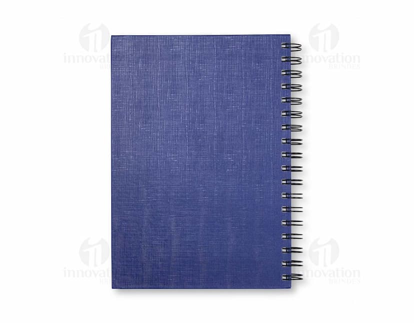Caderno Linho com capa de tecido bege e elástico marrom.