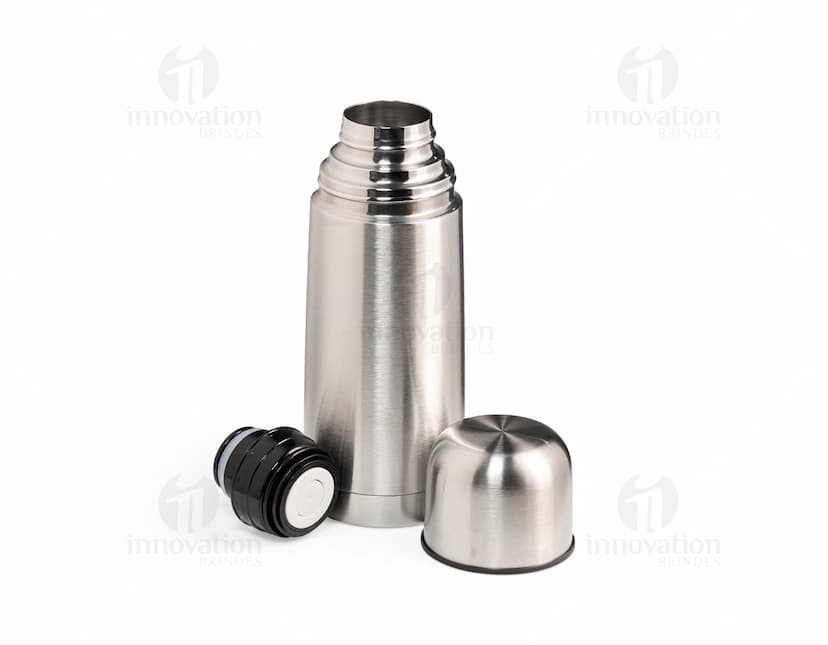 Garrafa Térmica Inox 500ml de cor prateada, com tampa rosqueável e alça para transporte.