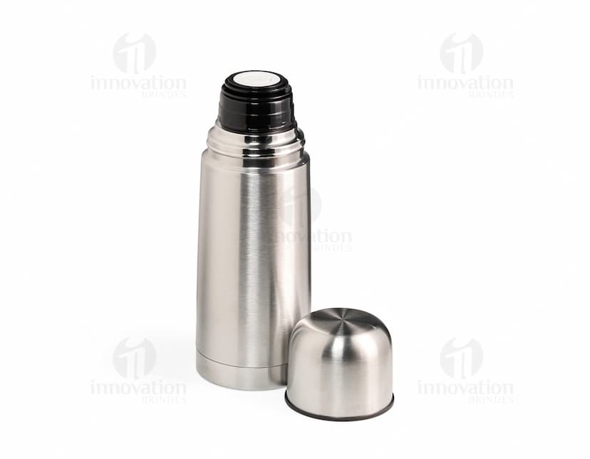 Garrafa Térmica Inox 500ml de cor prateada, com tampa rosqueável e alça para transporte.