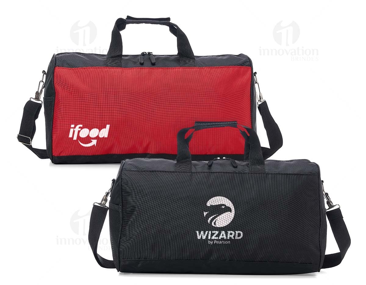 Bolsa Poliéster 26 Litros com alças e bolsos frontais em cor preta.