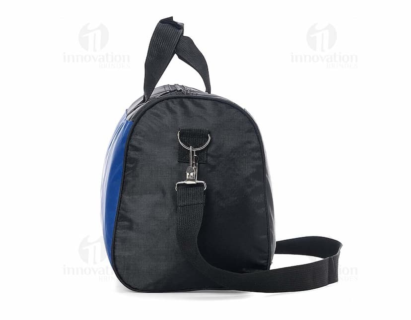 Bolsa Poliéster 26 Litros com alças e bolsos frontais em cor preta.