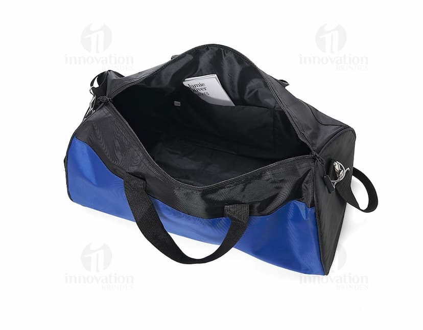 Bolsa Poliéster 26 Litros com alças e bolsos frontais em cor preta.