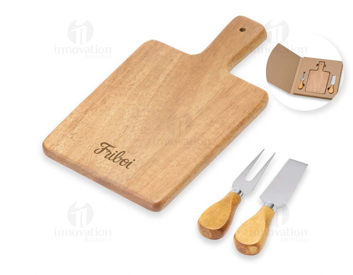 Kit Queijo 3 Peças em madeira, composto por faca, garfo e espátula para queijo.