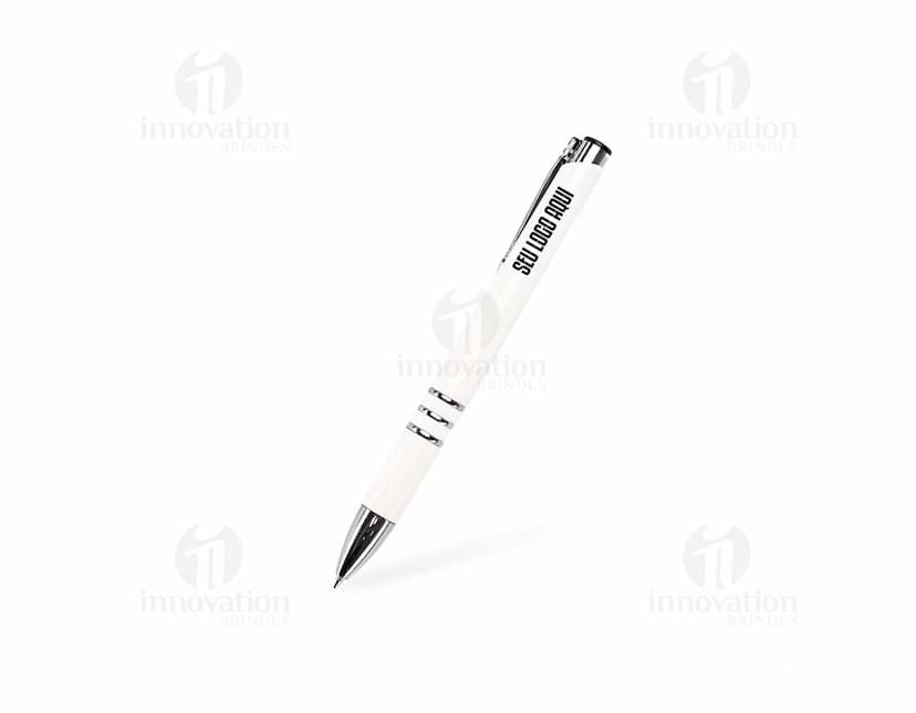 Caneta plástica azul com tampa transparente e detalhes em prata sobre fundo branco.