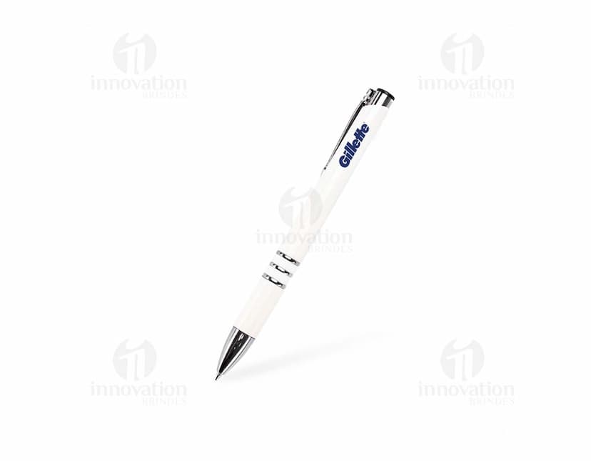 Caneta plástica azul com tampa transparente e detalhes em prata sobre fundo branco.