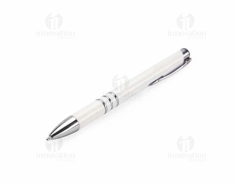 Caneta plástica azul com tampa transparente e detalhes em prata sobre fundo branco.