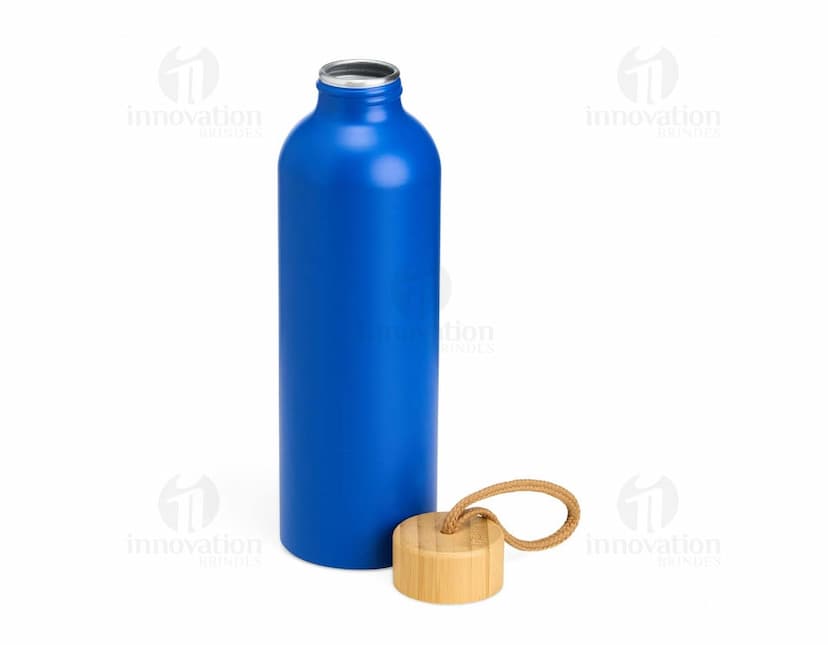 Garrafa de Alumínio 800ml na cor prateada, com tampa de rosca e detalhes em preto. A garrafa está sobre uma mesa de madeira.