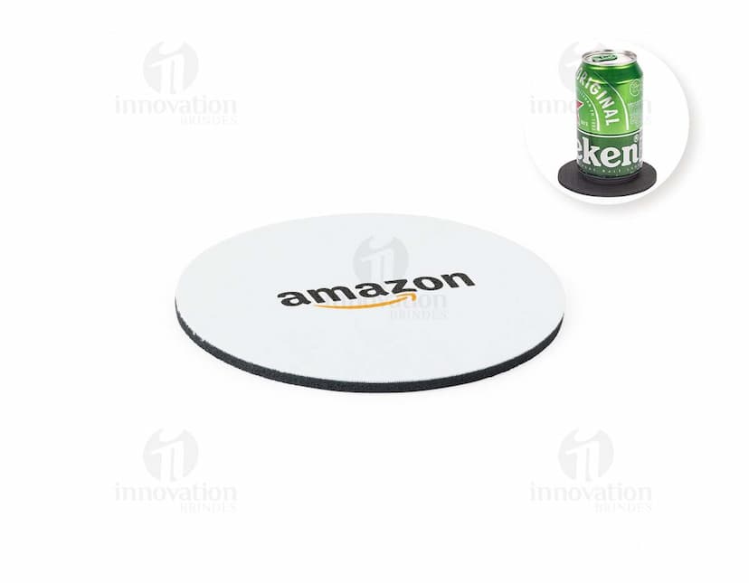 Porta-Copos de Couro Sintético em formato redondo e cor marrom escuro, ideal para proteger a superfície de mesas e móveis.