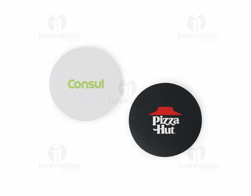 Porta-Copos de Couro Sintético em formato redondo e cor marrom escuro, ideal para proteger a superfície de mesas e móveis.