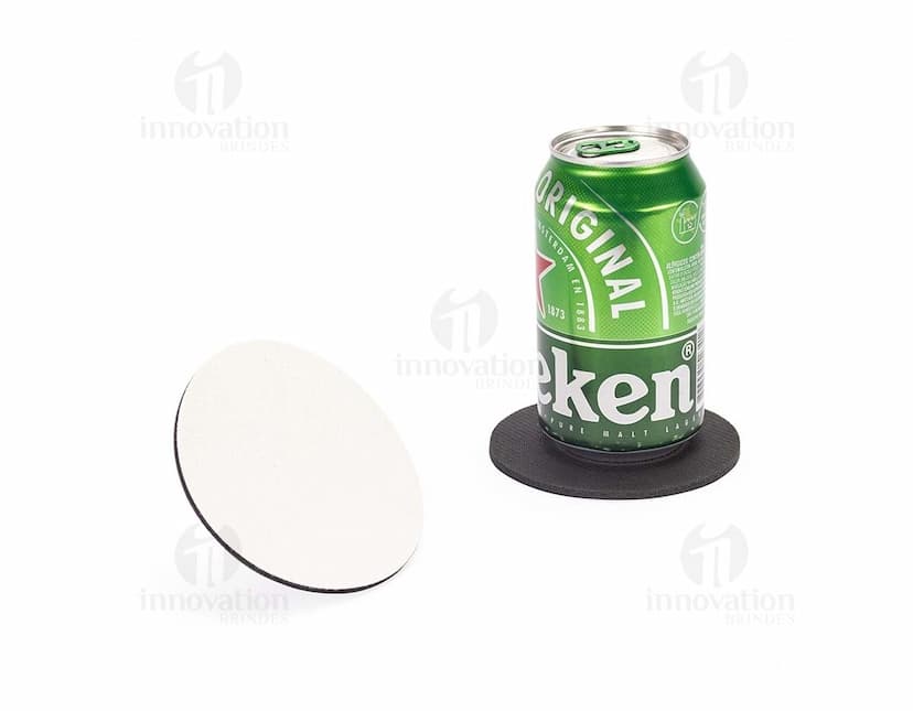 Porta-Copos de Couro Sintético em formato redondo e cor marrom escuro, ideal para proteger a superfície de mesas e móveis.